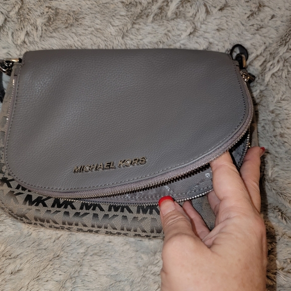 Michael Kors gray bag and matching wallet. - Picture 4 of 16